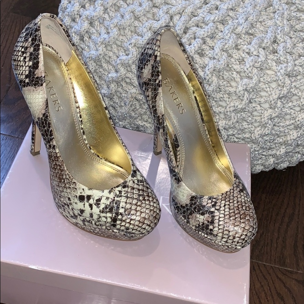 Snake skin size 7 pumps !!!
